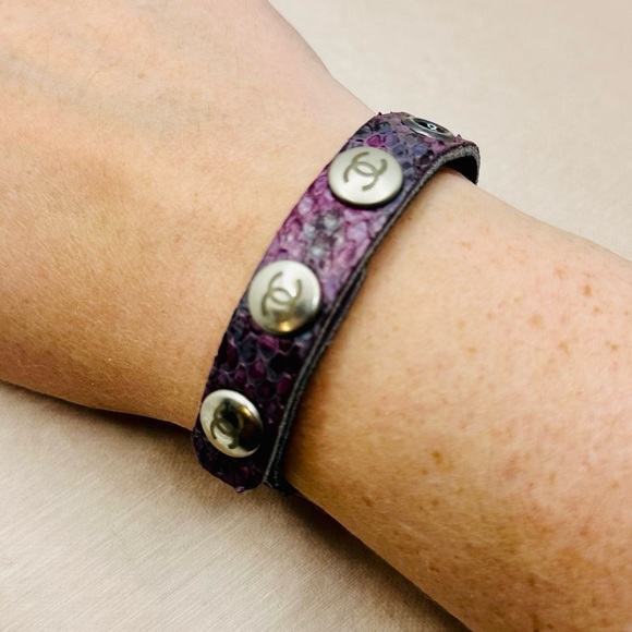 CHANEL EUC Vtg Exotic Purple Iridescent Python Snap CC Bracelet - Picture 4 of 12